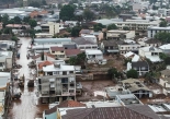 Las nuevas lluvias complican las labores de emergencia y siembran temores de nuevos desastres en el sur del país vecino. Foto AFP