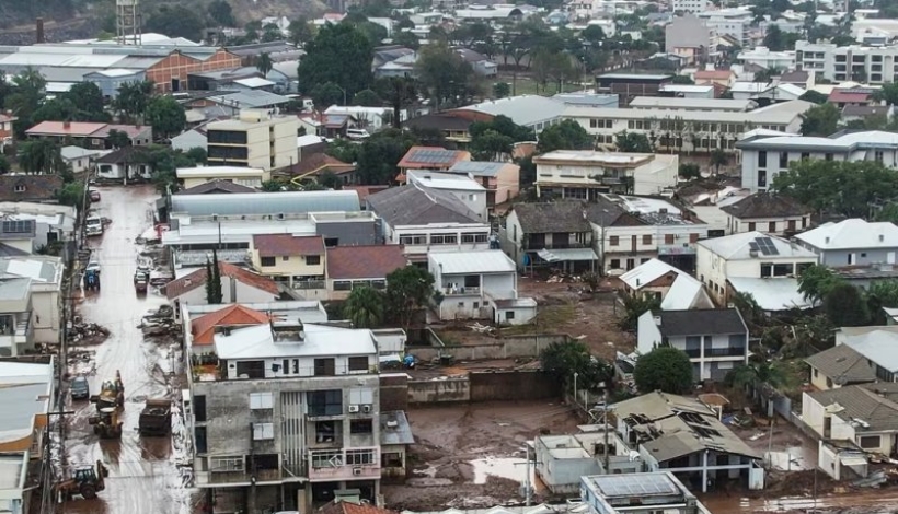 Las nuevas lluvias complican las labores de emergencia y siembran temores de nuevos desastres en el sur del país vecino. Foto AFP